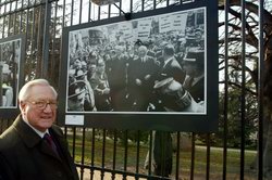 Photo : Christian Poncelet devant l'exposition 'objectif Une' � S�nat