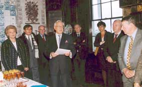  Discours de M. Christian Poncelet dans la maison d'Hauteville &agrave; Guernesey. De gauche &agrave; droite sur la photo : Mme Nelly Olin (R.P.R. Val d'Oise) M. Guy Fischer (C.R.C. Rh&ocirc;ne) M. Serge Vin&ccedil;on (R.P.R. Cher) .....M. Robert Del Picchia (R.P.R. Fran&ccedil;ais &eacute;tablis hors de France)....