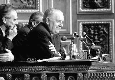 Alain Poher pr&eacute;side une s&eacute;ance du S&eacute;nat