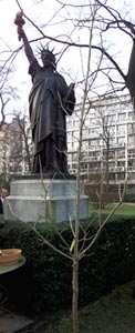 Photo : statue de la liberté dans le jardin du Luxembourg