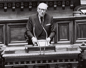 Maurice Schumann à la tribune du Sénat, le 22 mai 1985