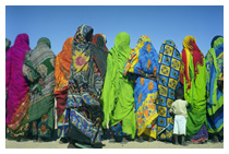 ©Roberto Neumiller/SOS SAHEL Niger (Aneye). Au bout du monde…  quasiment à la frontière avec le Tchad de l’autre côté du Ténéré. Ce jour-là les femmes du village s’étaient rassemblées pour fêter l’ouverture du Centre de santé et de la maternité.