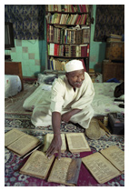 ©Roberto Neumiller/SOS SAHEL Mali (Tombouctou). Mahamoudou Baba Hassèye, descendant du grand Bagayogho, mort en 1592, est Imam de la mosquée Sidi Yahya, fondatrice de l’Université Sankoré au XV° siècle. Ses Livres datent de cette époque.