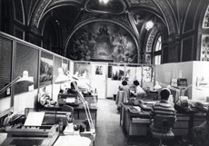 Salle de BROSSE occupée par le secrétariat collectif des sénateurs (1971-2000). (Archives de la direction du Patrimoine de l'Architecture et des Jardins du Sénat)