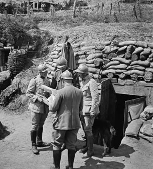 ECPAD - SPA 16 BO 874 - Soupir, étude de la carte par un groupe d'officiers d'artillerie devant un poste de commandement. - 30/05/1917 - Boulay, Maurice