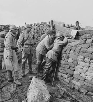 ECPAD - SPA 102 R 3800 - Front du Nord et de Flandre-occidentale. Observateurs dans une tranchée. - 28/10/1917 - Famechon, Edmond