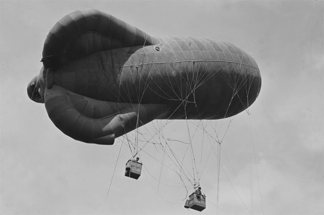 ECPAD - SPA 209 M 4077 - Vadenay, un ballon observateur en l'air. - 06/07/1917 - Moreau, Albert