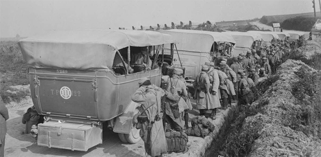ECPAD - SPA 23 M 380 - La relève des troupes effectuée par des camions autos à Blangy. - 27/08/1915 - Moreau, Albert