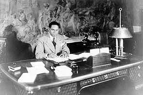 G. Monnerville à son bureau 1938