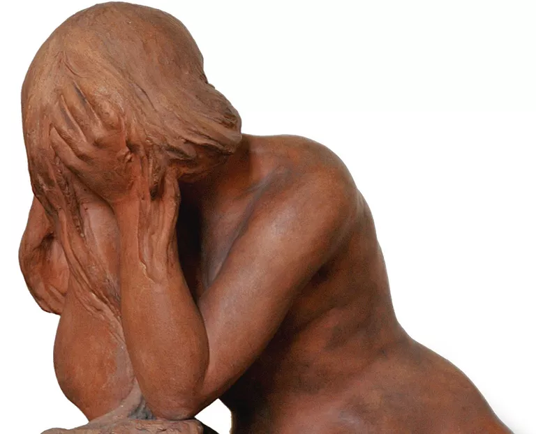 Sculpture : jeune femme en pleurs