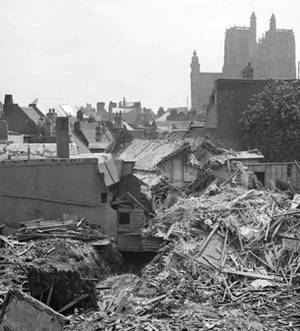 ECPAD - SPA 19 DU 603 - Front Nord, Somme, bombardement d'Abbeville. Place Saint-Catherine. - 15/03/1918 - Dufour ECPAD - SPA 19 DU 603 - Front Nord, Somme, bombardement d'Abbeville. Place Saint-Catherine. - 15/03/1918 - Dufour