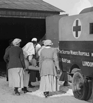 ECPAD - SPA 104 S 3948 - Le Scottish Women's Hospital est situé à Villers-Cotterêts. Arrivée d'une ambulance. - 04/01/1918 - Mas, Emmanuel ECPAD - SPA 104 S 3948 - Le Scottish Women's Hospital est situé à Villers-Cotterêts. Arrivée d'une ambulance. - 04/01/1918 - Mas, Emmanuel