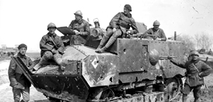 ECPAD - SPA 190 M 3811 - Dans la Marne, tank du groupe Bossut. - 24/04/1917 - Moreau, Albert ECPAD - SPA 190 M 3811 - Dans la Marne, tank du groupe Bossut. - 24/04/1917 - Moreau, Albert