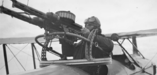 ECPAD - SPA 240 M 4704 - Villeneuve, champ d'aviation. Appareil Bréguet de bombardement. L'armement. - 16/12/1917 - Moreau, Albert ECPAD - SPA 240 M 4704 - Villeneuve, champ d'aviation. Appareil Bréguet de bombardement. L'armement. - 16/12/1917 - Moreau, Albert