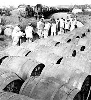 ECPAD - SPA 31 X 1272 - Bordeaux, rations à destination du front, septembre 1916. - 30/09/1916 - Agié, Jacques ECPAD - SPA 31 X 1272 - Bordeaux, rations à destination du front, septembre 1916. - 30/09/1916 - Agié, Jacques