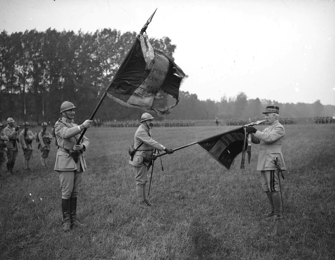 ECPAD - SPA 211 M 4181 - Blesme, revue et remise de décorations par le général Pétain au 51e RI et 87e RI. Le général Pétain décore le drapeau du 87e RI. - 25/07/1917 - Moreau, Albert ECPAD - SPA 211 M 4181 - Blesme, revue et remise de décorations par le général Pétain au 51e RI et 87e RI. Le général Pétain décore le drapeau du 87e RI. - 25/07/1917 - Moreau, Albert