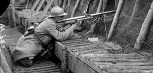 ECPAD - SPA 10 W 725 - Secteur du Bannholz, bois carré - fusil mitrailleur en action. - 21/03/1917 - Ridel, Jacques ECPAD - SPA 10 W 725 - Secteur du Bannholz, bois carré - fusil mitrailleur en action. - 21/03/1917 - Ridel, Jacques