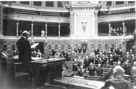 Gaston Monnerville préside une séance du Sénat
