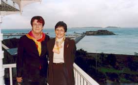 . De gauche à droite : Mme Gisèle Printz (Soc. Moselle) et Mme Annick Bocandé (U.C. Seine-Maritime) devant le port de Guernesey.