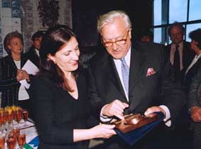 Lors de la visite d'Hauteville House, Mme Sandrine Mazetier, adjoint au maire de Paris, chargée du patrimoine reçoit de M. Christian Poncelet une médaille commémorative.