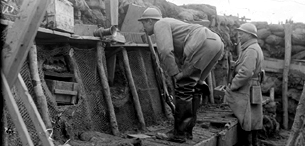 ECPAD - SPA 10 W 723 - Secteur de Bannholz, bois carré - dans la tranchée, observation au périscope. - 21/03/1917 - Ridel, Jacques