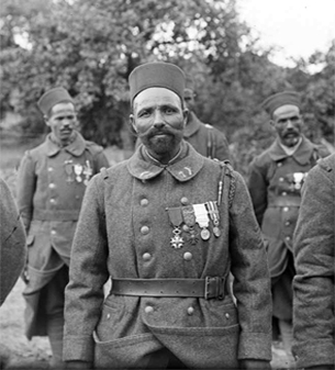 ECPAD - SPA 209 M 4113 - Arcis-sur-Aube, le soldat Zidane du 7e tirailleur algérien décoré de la Légion d'honneur. - 08/07/1917 - Moreau, Albert