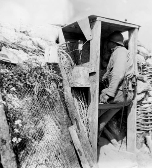 ECPAD - SPA 26 L 1452 - Région d'Aubérive, Marne, Bois Carré, soldat russe dans sa tranchée de 1ère ligne. - 19/07/1916 - Samama-Chikli, Albert