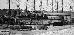 ECPAD - SPA 13 BO 701 - Châlons-sur-Vesle, pièce de 400 mm, montage de l'obus pour la charge. - 14/04/1917 - Boulay, Maurice