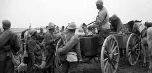 ECPAD - SPA 35 M 673 - Tirailleur algérien versant la soupe dans les gamelles, au nord de Saint-Hilaire-le-Grand. - 29/09/1915 - Moreau, Albert