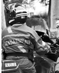 Statut militaire de la gendarmerie : les garanties du Sénat