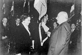 Remise de la Légion d'Honneur par M. Alain Poher, Président du Sénat, le 11 octobre 1980 à l'Hôtel de ville de Rambouillet