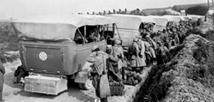 ECPAD - SPA 23 M 380 - La relève des troupes effectuée par des camions autos à Blangy - 27/08/1915	Moreau, Albert