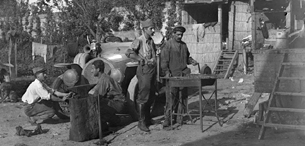 ECPAD - SPA 1 MR 4 - Au camp du moulin de Quincampoix-sur-Vesle, l'atelier de réparation du 1er groupe d'auto-canons de 47 mm. - 26/07/1917 - Marcel Martel