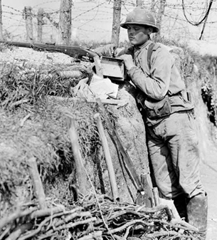 ECPAD - SPA 26 L 1306 - Région d'Aubérive, Marne, Bois Carré, soldat russe dans sa tranchée de 1ère ligne. - 19/07/1916 - Samama-Chikli, Albert