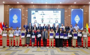 Remise des certificats aux 40 participants du séminaire de formation relatif au travail parlementaire, le 18 décembre 2025, à Phnom Penh