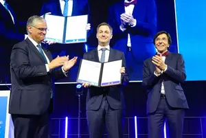 M. Vasco Alves CORDEIRO, Président du Comité européen des régions, M. Alexander De CROO, Premier ministre de la Belgique, et M. Elio DI RUPO, Ministre-Président de la Région wallone, lors de l’adoption officielle de la déclaration du sommet (crédits : Comité européen des régions)