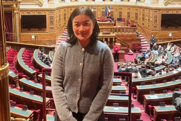 Mme Orapim PRASONG dans l’hémicycle du Sénat
