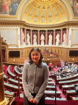 Mme Orapim PRASONG dans l’hémicycle du Sénat