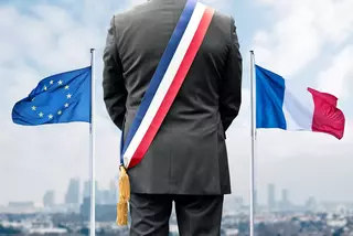 Maire avec drapeaux français et européen