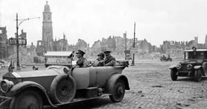 ECPAD - SPA 32 LO 2077 - Cambrai, M. Clemenceau et le maréchal Haig traversant en auto la place d'armes. - 13/10/1918 - Lorée, Marcel
