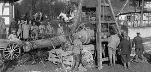 ECPAD - SPA 10 W 736 - Retzwiller - pièce de 240 mm embourbée sur la route de Dannemarie, travaux de dégagement. - 17/03/1917 - Ridel, Jacques ECPAD - SPA 10 W 736 - Retzwiller - pièce de 240 mm embourbée sur la route de Dannemarie, travaux de dégagement. - 17/03/1917 - Ridel, Jacques