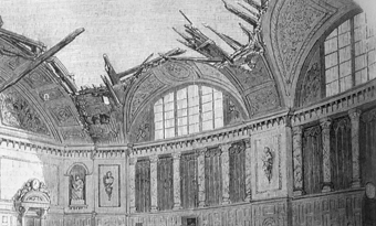 Le toit de l'Hémicycle dévasté par le feu