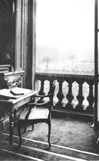 Dans la bibliothèque du Sénat, la place du bureau de Leconte de Lisle