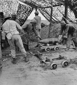 ECPAD - SPA 17 BO 899 - Beaurieux, arrivée d'un obus de 240 mm sur son chariot. - 26/06/1917 - Boulay, Maurice
