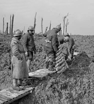 ECPAD - SPA 102 R 3904 - Front du Nord et de Flandre-occidentale. Pose de chemin de caillebotis. - 28/10/1917 - Famechon, Edmond