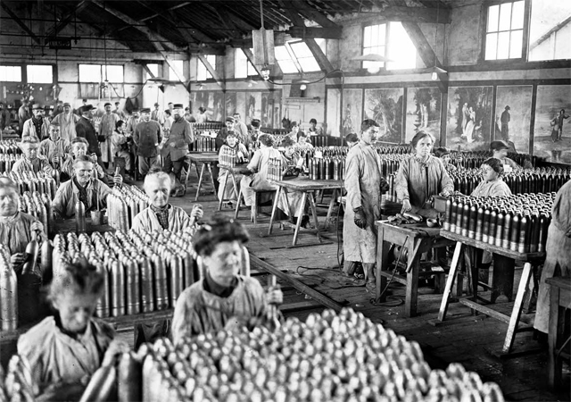 ECPAD - SPA 9 CB 103 - Fort d'Aubervilliers, atelier de peinture d'obus de 75 mm. - 31/05/1917 - Bauche