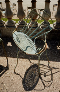 Invitation à la rêverie : banc, fauteuil et chaise du jardin Archives du Sénat – 17 FI 097