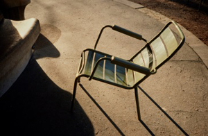 Invitation à la rêverie : banc, fauteuil et chaise du jardin Archives du Sénat – 17 FI 126