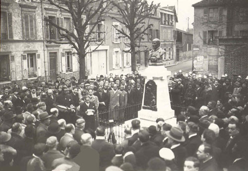 Gaston MONNERVILLE, depute, et buste de Victor SHOELCHER - photo Charles BAUDARD