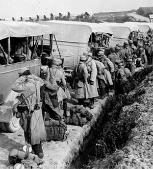 ECPAD - SPA 23 M 380 - La relève des troupes effectuée par des camions autos à Blangy. - 27/08/1915 - Moreau, Albert